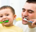 چگونه مسواک زدن را به کودک آموزش دهیم؟
