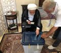 مهدی کروبی رای خود را به صندوق انداخت (+عکس)