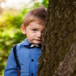 علت خجالتی بودن کودکان و راهکار‌های والدین در رفتار با کودکان