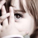 با کودک خجالتی چگونه رفتار کنیم؟