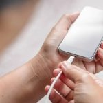 آیا شارژ کردن گوشی تا ۱۰۰ درصد به باتری آسیب می‌زند؟