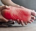 بی‌حسی و گزگز پا؛ نشانه‌ای از مشکلات سیاتیک و ستون فقرات