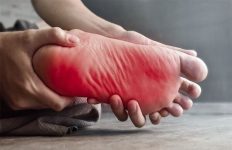 بیحسی و گزگز پا؛ نشانهای از مشکلات سیاتیک و ستون فقرات