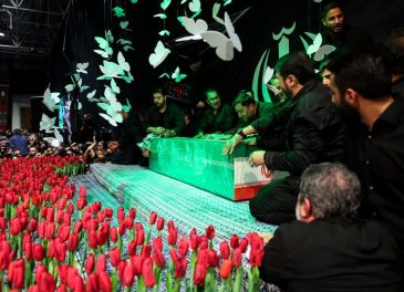 ورود پیکر رهبر شهید انقلاب به آیین وداع